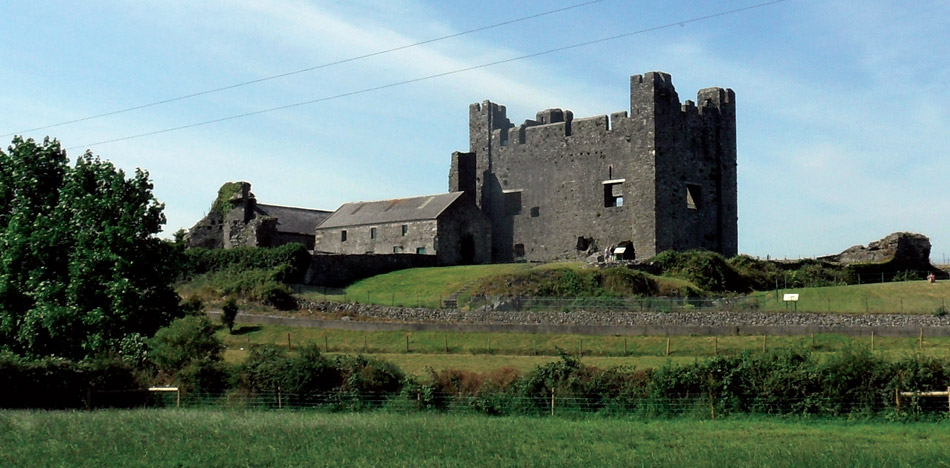 In a beautiful setting with excellent views of the Mourne Mountains and Carlingford Lough, this mainly 13th-century castle was captured by the forces of Edward Bruce in 1315/6. In 1328, Robert Bruce proposed holding a meeting here to agree a peace treaty between Scotland and Ireland.